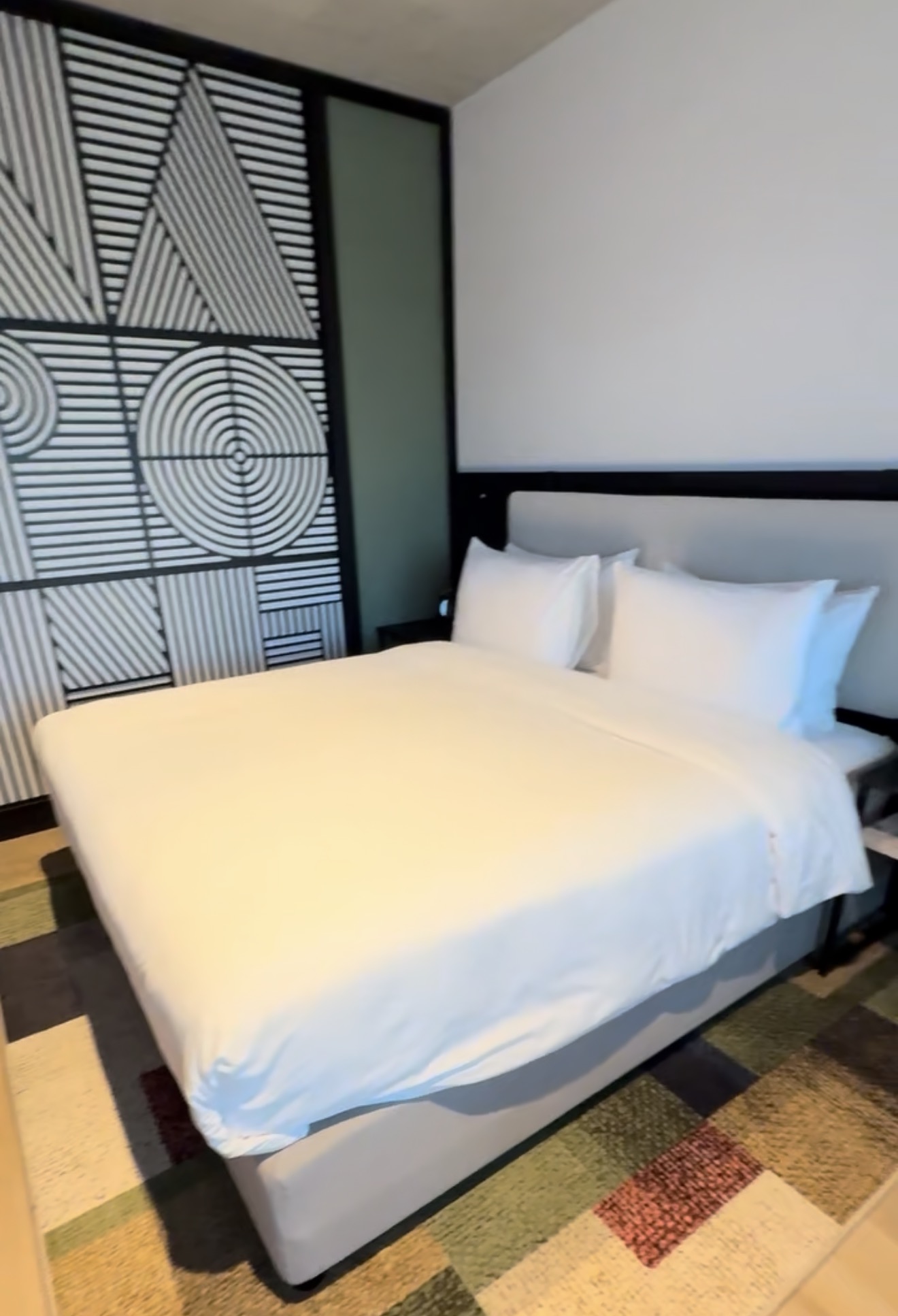 King bed in room 521 at Hyatt Place Kraków, with the black-and-white graphic panel behind the headboard