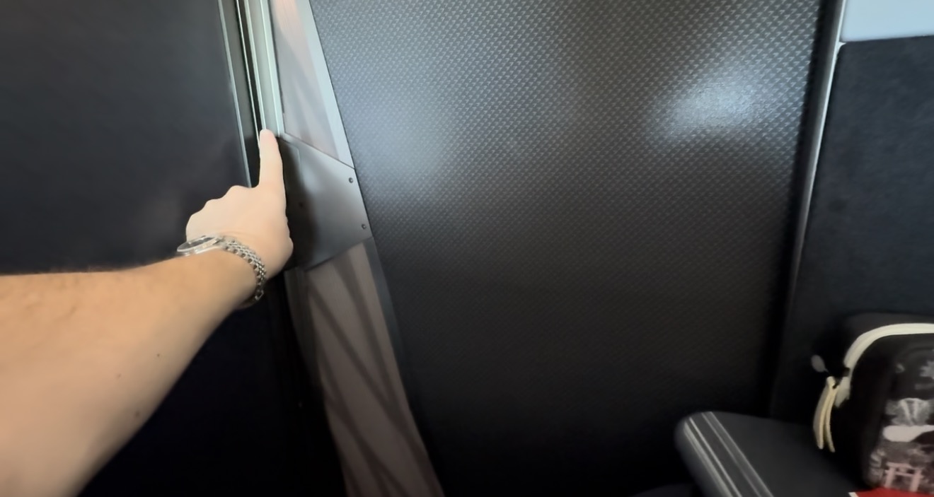 Sliding privacy door on the JAL A350-1000 business class suite