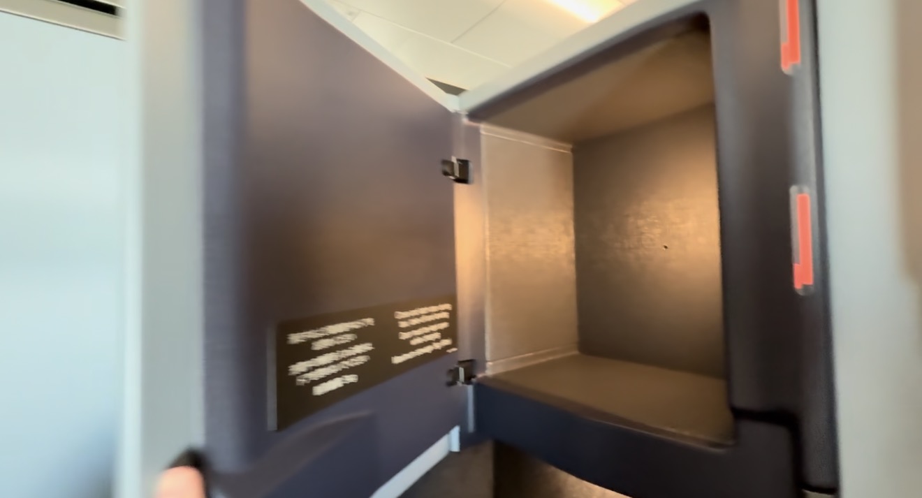 Additional enclosed storage locker in JAL A350-1000 business class
