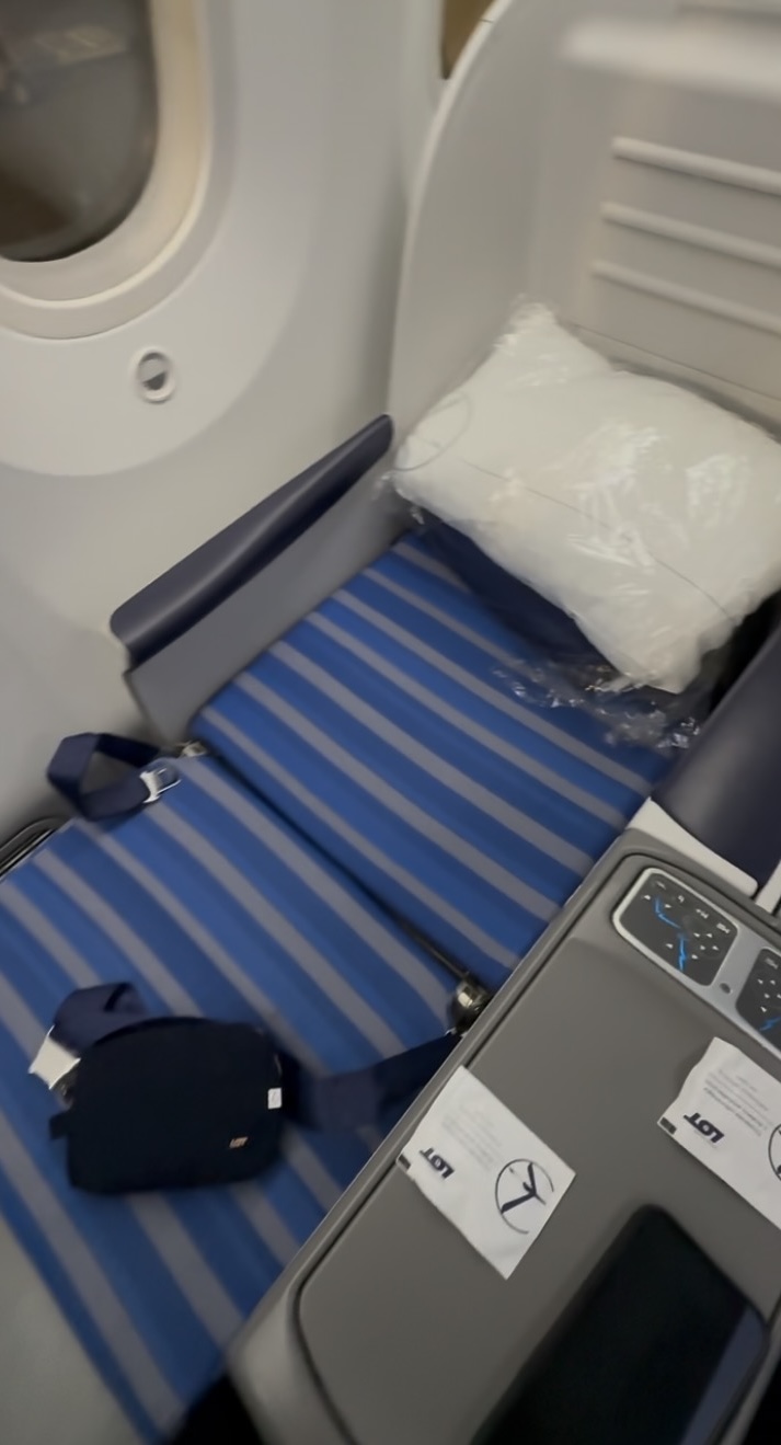 The LOT 787 business class seat made up as a fully flat bed with mattress pad, pillow and amenity kit