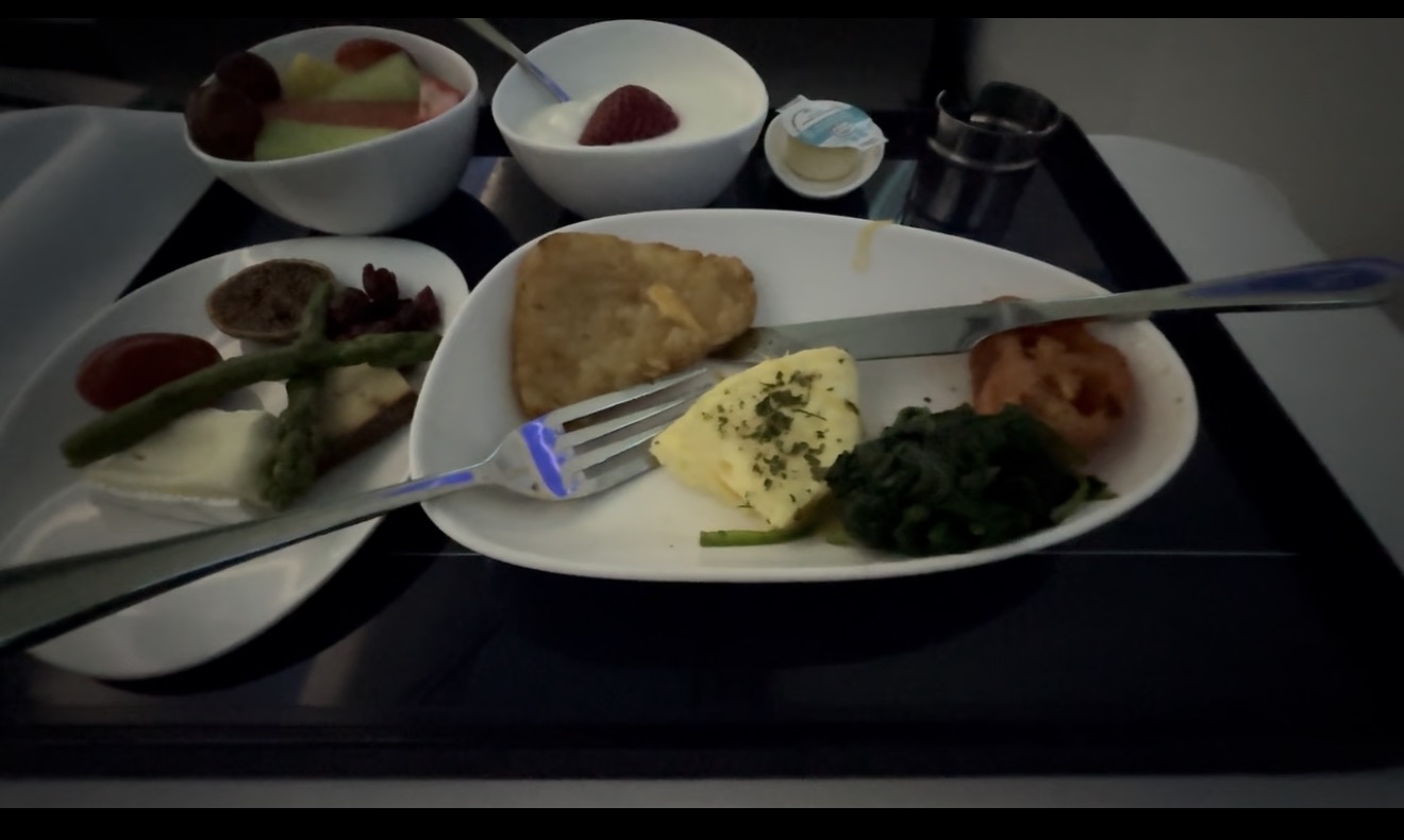 Pre-landing breakfast on LOT: hot omelette with hashbrown and spinach, cheese plate, fruit and yoghurt